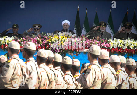 Tehran, Iran. Il 22 settembre, 2014. Il presidente iraniano Hassan Rouhani (C) recensioni una parata militare che segna il trentaquattresimo anniversario dell inizio del 1980-1988 guerra Iran-Iraq a Tehran, capitale dell'Iran, il 7 settembre 22, 2014. Credito: Ahmad Halabisaz/Xinhua/Alamy Live News Foto Stock