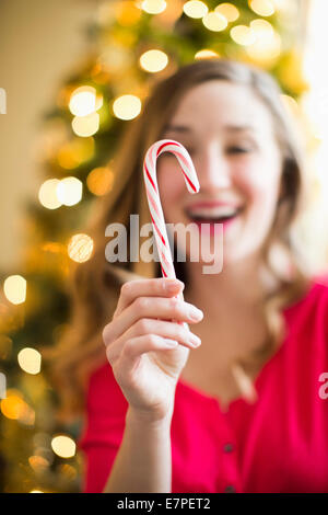 Giovane donna azienda candy cane Foto Stock