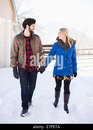 Coppia giovane passeggiate all'aperto in inverno Foto Stock