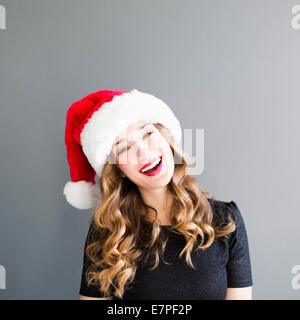 Studio ritratto di donna che indossa Santa hat Foto Stock