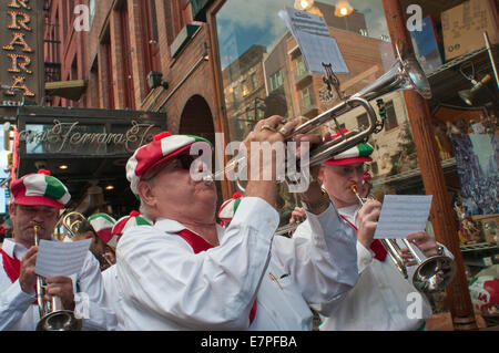 New York, NY - 18 settembre 2010 Red Mike's Festival Band suona Italiano tradizionale di musica americana al San Gennaro Street Fe Foto Stock