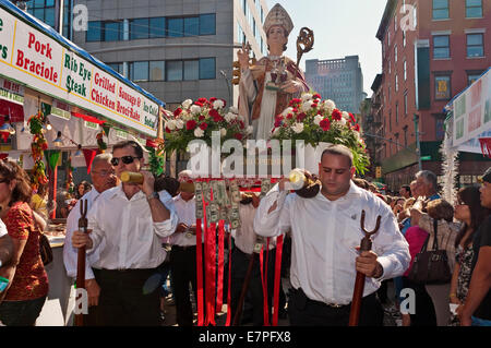 New York, NY - 18 settembre 2010 parrocchiani portare la statua di Mulberry Street in processione per San Gennero Foto Stock