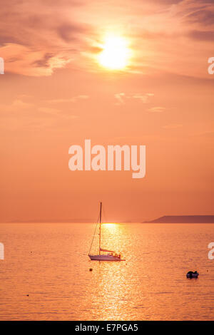 Tramonto sul mare a Hope Cove, South Devon, Devon, Inghilterra, Regno Unito. Foto Stock