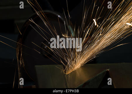 Affilatura e taglio del ferro mediante disco abrasivo macchina Foto Stock