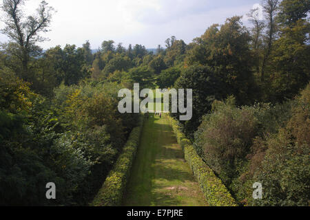 Vista da ovest Claremont Landscape gardens, casa di famiglia della regina Victoria, Speen, Surrey, England, Regno Unito Foto Stock