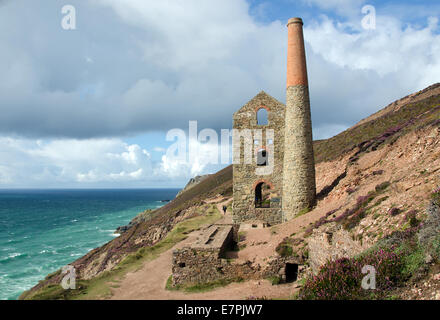 I derelitti Towanroath il pompaggio motore a casa Wheal Coates tra St Agnes e Porthtowan in North Cornwall. Foto Stock