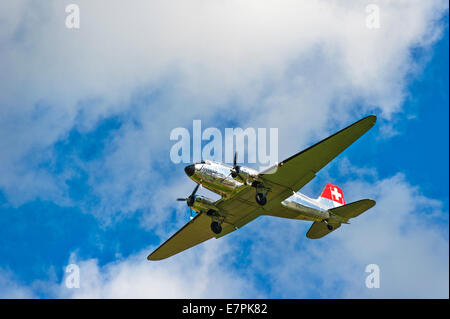 Un Douglas DC-3 (Dakota) della Swissair in arrivo a terra Foto Stock