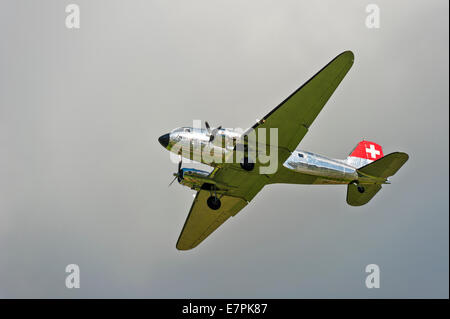 Un Douglas DC-3 (Dakota) aeromobili, di Swissair, arrivando in terra contro un cielo grigio Foto Stock