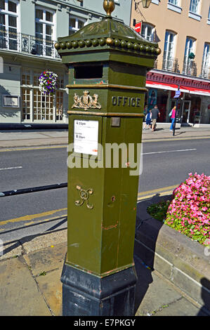 Postbox, Windsor, Royal Borough of Windsor e Maidenhead, Berkshire, Inghilterra, Regno Unito Foto Stock