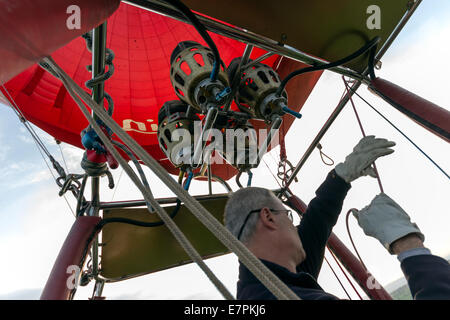 Sterzo pilota una mongolfiera, Shropshire, Regno Unito Foto Stock