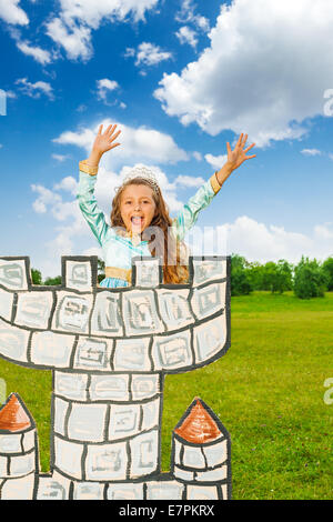 Felice ragazza principessa in costume con le mani in alto Foto Stock