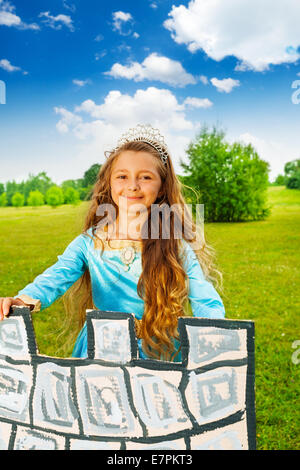 Affascinante bellissima ragazza in costume principessa Foto Stock