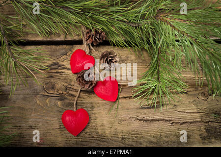 Rosso di Natale in legno cuori su sfondo di legno Foto Stock