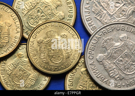 Le monete della Repubblica di Serbia. Nazionale serba stemmi raffigurati in dinaro monete. Foto Stock