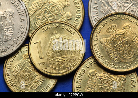 Le monete della Repubblica di Serbia. L'edificio della Banca nazionale di Serbia a Belgrado raffigurato nella parte serba un dinar coin. Foto Stock