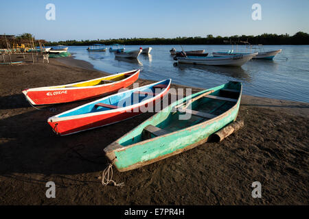 Coloratissime barche di pescatori sulla spiaggia di Barra de Potosi vicino a Zihuatanejo, Guerrero, Messico. Foto Stock