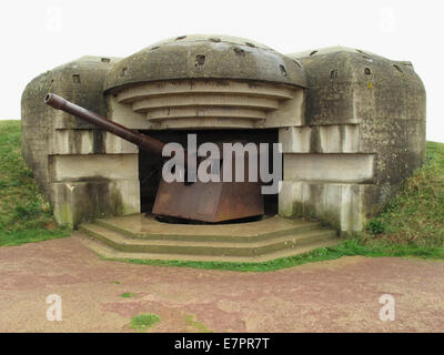 I resti del tedesco della Seconda Guerra Mondiale Atlantic Wall pistola a batteria Longues-sur-Mer in Normandia, Francia. Foto Stock