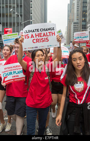 New York New York Stati Uniti d'America - 21 September 2014 - Membri del New York Stato Associazione per infermiere hanno aderito centinaia di migliaia in 'persone il clima di marzo " per richiedere azioni urgenti contro la minaccia del cambiamento climatico. Credito: Jim West/Alamy Live News Foto Stock