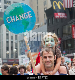 New York New York Stati Uniti d'America - 21 September 2014 - centinaia di migliaia di persone hanno aderito alla 'persone il clima di marzo " per richiedere azioni urgenti contro la minaccia del cambiamento climatico. Credito: Jim West/Alamy Live News Foto Stock