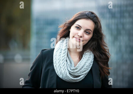 Ritratti di giovani brunette donna che guarda lontano fuori con spazio di copia Foto Stock