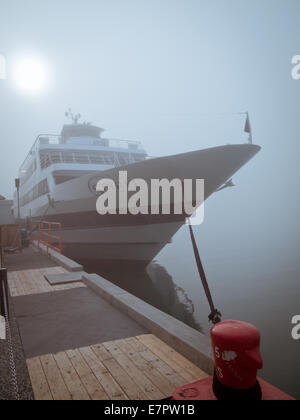 "Lo spirito di Chicago' la nave di crociera, ormeggiata presso il Molo della Marina a Chicago, Illinois, su una mattinata nebbiosa. Foto Stock