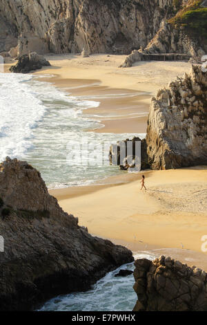 Donna cammina sulla spiaggia di Maruata, Michoacan, Messico Foto Stock