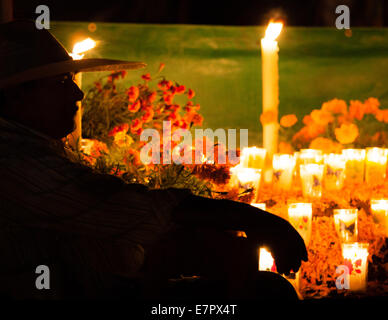 Un uomo mantiene la scia durante il giorno dei morti in Tzintzuntzan, Michoacan, Messico. Foto Stock