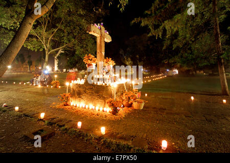 Il giorno dei morti altare nell atrio della Tzintzuntzan, Michoacan l' ex convento, Messico. Foto Stock