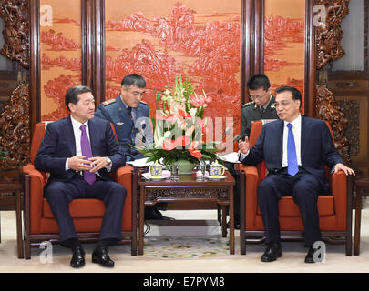 Pechino, Cina. 23 Sett 2014. Il premier cinese LI Keqiang (R) si riunisce con il Kazakistan il Ministro della difesa Akhmetov Serik a Pechino Capitale della Cina, Sett. 23, 2014. © Li Xueren/Xinhua/Alamy Live News Foto Stock