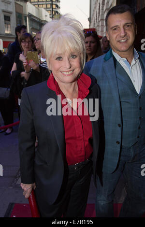 Londra, Regno Unito. 22 settembre 2014. L'attrice Barbara Windsor con mio marito Scott Mitchell. Celebrità arriva per la stampa notte di Andrew Lloyd Webber e Tim Rice musical 'Evita' al Dominion Theatre di Londra, Regno Unito. Credito: Nick Savage/Alamy Live News Foto Stock