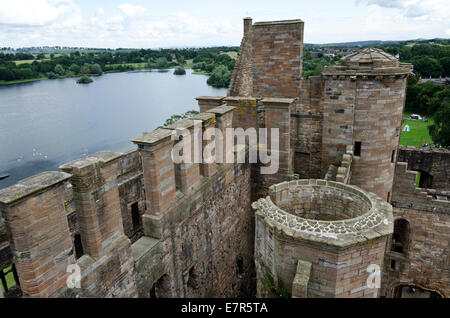Parte delle rovine del Palazzo Linlthgow durante una giostra medievale torneo, Scozia. Foto Stock