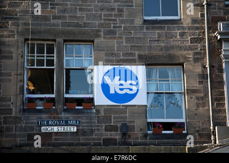 Un grande sì segno attaccato a una vendita nel Royal Mile di Edimburgo. Il banner mostra il supporto per la pro-campagna per l'indipendenza. Foto Stock