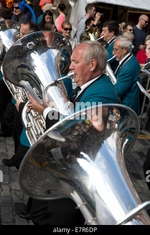 Una banda di cerimoniale da San Ronan della Scottish Borders, giocare nella parte anteriore del folle sul Royal Mile. Foto Stock