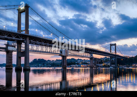 Crepuscolo presso il ponte Tamar, una sospensione ponte che attraversa il fiume Tamar dividng Devon e Cornwall Foto Stock