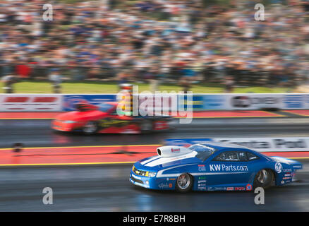 Pro Stock Drag racing a Santa Pod. Autista Jimmy Alund Chevrolet Camaro nearside, Magnus Petersson Pontiac GTO lato lontano. Foto Stock