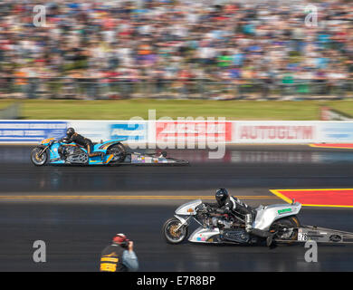 Top Fuel drag bike racing a Santa Pod Raceway. Otto Knebl nearside, Ian King lato lontano. Foto Stock