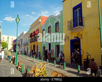 Una strada nel quartiere storico di Puebla Foto Stock