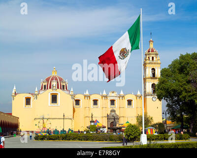 Le spaziose zocalo di Cholula con la chiesa di San Pedro e il portale Guerreo Foto Stock