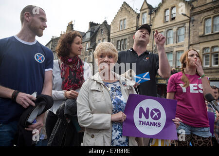 Sostenitori e oppositori guardando Jim Murphy MP, parlando a un No Grazie anti-indipendenza scozzese evento di Edimburgo. Foto Stock
