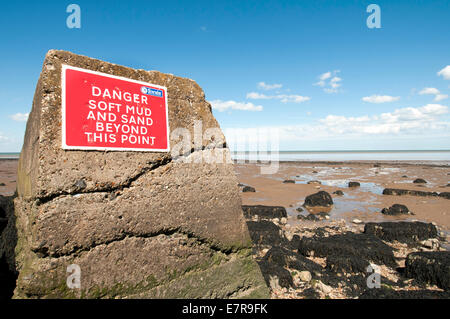 Pericolo di soft fango e sabbia al di là di questo punto segno su una roccia Foto Stock