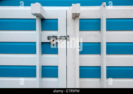 Il lucchetto e il bullone su una coppia di blu e bianco porte verniciate Foto Stock