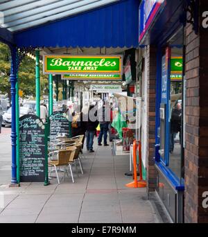 Takeaway cafe con chalk scritto a mano segni al di fuori Foto Stock