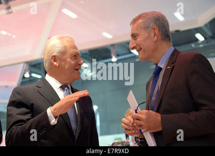 Berlino, Germania. 23 Sett 2014. Il presidente dell'azienda ferroviaria tedesca Deutsche Bahn AG (DB), Ruediger Grube (L) e Presidente di ferrovie francesi SNCF, Guillaume Pepy parla dopo un accordo di principio sulla cooperazione tra la DB e la SNCF è stata firmata a tecnologia ferroviaria fiera Innotrans Berlino, Germania, 23 settembre 2014. Innotrans può essere visitata dal pubblico tra 23 e 216 settembre 2014. Foto: RAINER JENSEN/DPA/Alamy Live News Foto Stock