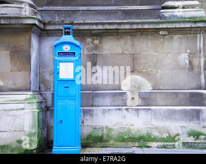 Settembre 2014: BLU POLIZIA casella Telefono all'ingresso della Guild Hall cortile, Londra, Inghilterra Foto Stock