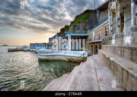 Vecchi edifici abbandonati su la zappa a Plymouth in Devon Foto Stock