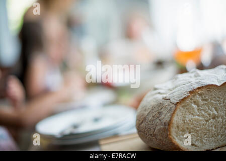 Chiudere orizzontale su di una tavola di piatti per le feste stabilite per  un bambino del XIII festa di compleanno Foto stock - Alamy