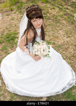 Ritratto di sposa con un mazzo di fiori in un abito da sposa Foto Stock