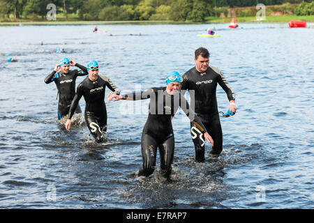 Triatleta è venuta fuori la fase di nuotare all'brownlee tri nord evento al Harewood House sept xxi 2014 Foto Stock