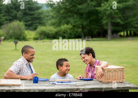 Famiglia avente un picnic in estate. Foto Stock