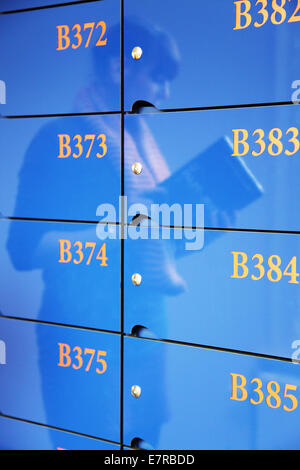 Studente che legge studiando e lavorando in una Library.University Library.Locker room.Book Locker. Foto Stock